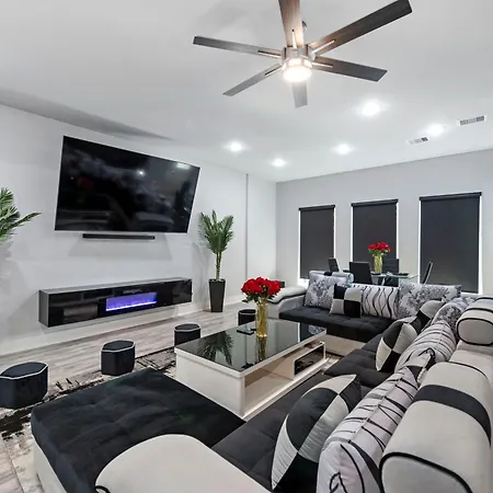 Spacious 6Bd 8Ba Duplex With Stunning Inside With Indoor Hoops And Big Tvs